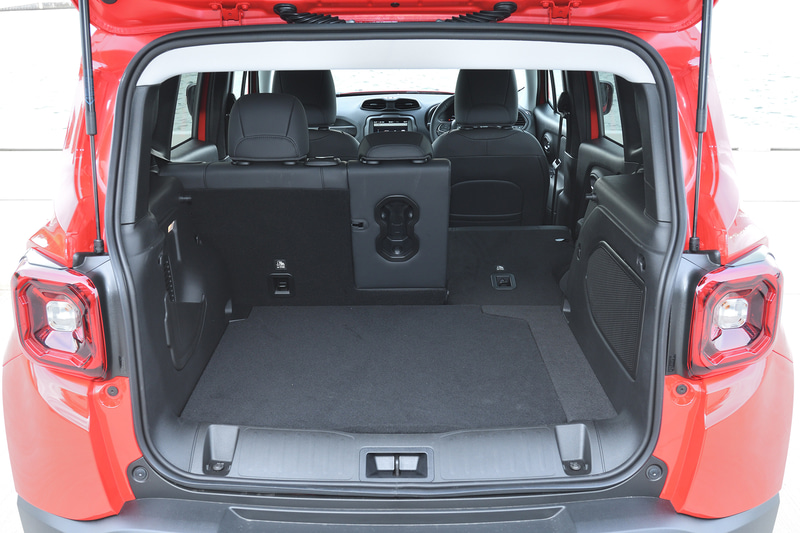 ラゲッジはフロア右側に充電機構を搭載するため少しえぐれたような形状をしているが、それでも十分な広さを確保している