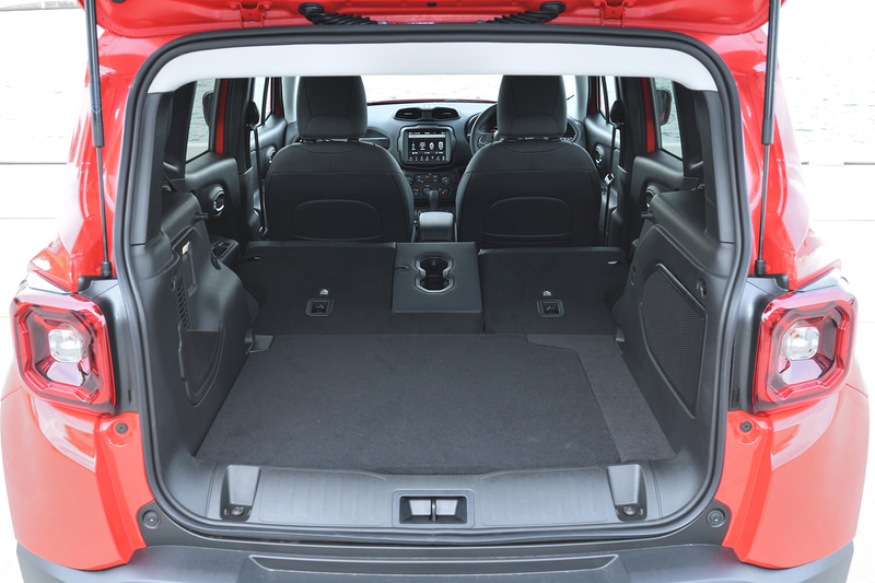 ラゲッジはフロア右側に充電機構を搭載するため少しえぐれたような形状をしているが、それでも十分な広さを確保している