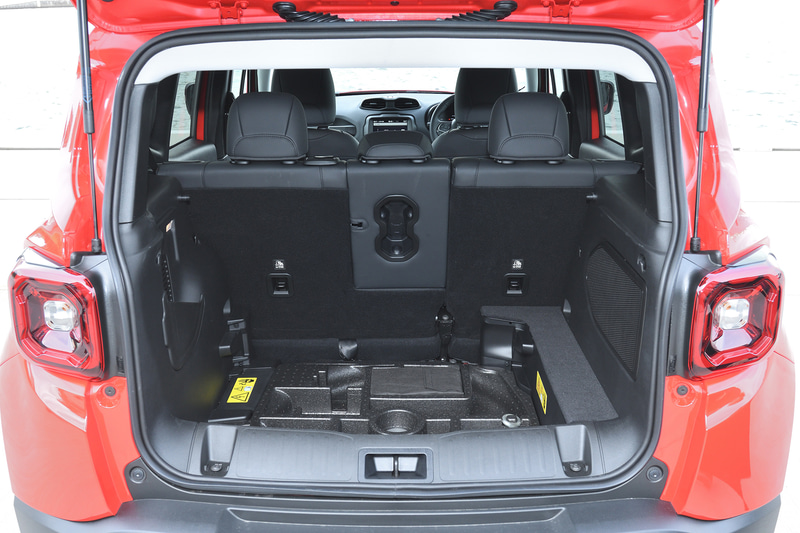 ラゲッジはフロア右側に充電機構を搭載するため少しえぐれたような形状をしているが、それでも十分な広さを確保している