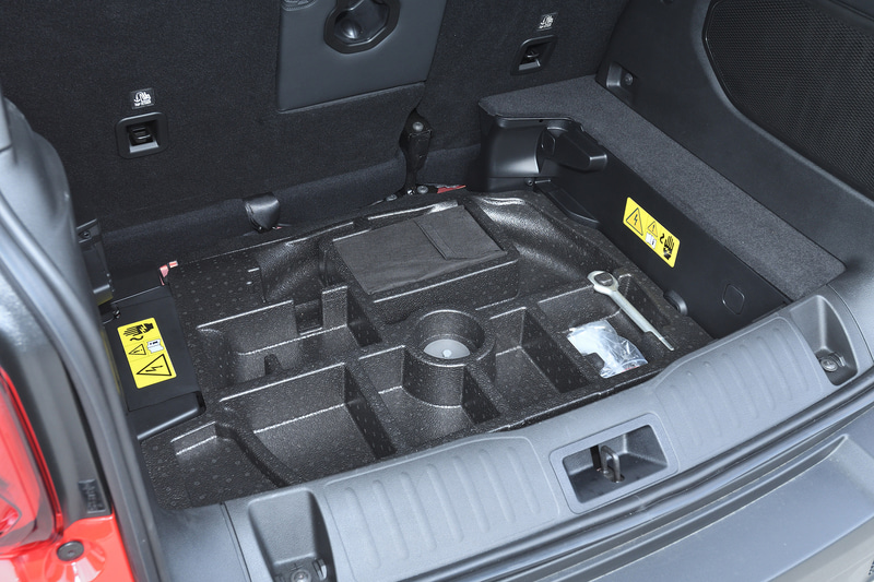 ラゲッジはフロア右側に充電機構を搭載するため少しえぐれたような形状をしているが、それでも十分な広さを確保している