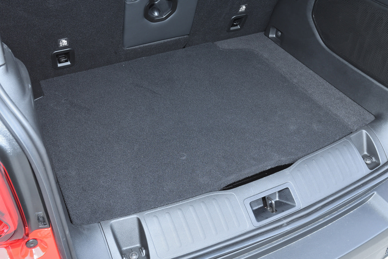 ラゲッジはフロア右側に充電機構を搭載するため少しえぐれたような形状をしているが、それでも十分な広さを確保している