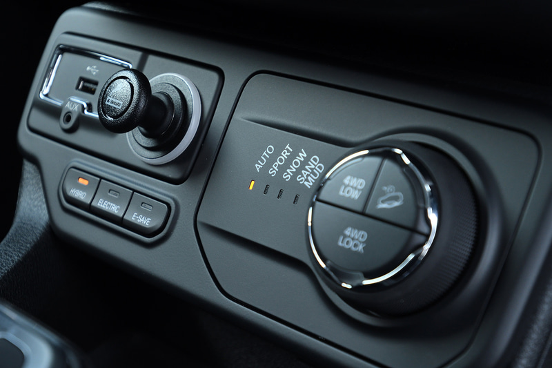 シフトノブ前側に「セレクテレインシステム」の切り替えダイアルや、ハイブリッドモード、エレクトリックモード、E-SAVEモードという3つのドライブモードの切り替えスイッチを配置