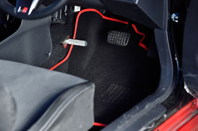 フットレストバー。MT車とCVT車用があるが、それぞれで専用設計としているので自然なカタチで左足を置ける。平面のフットレストより足首の角度等、自由度が高いので長距離ドライブの味方。価格は1万2500円（税別）