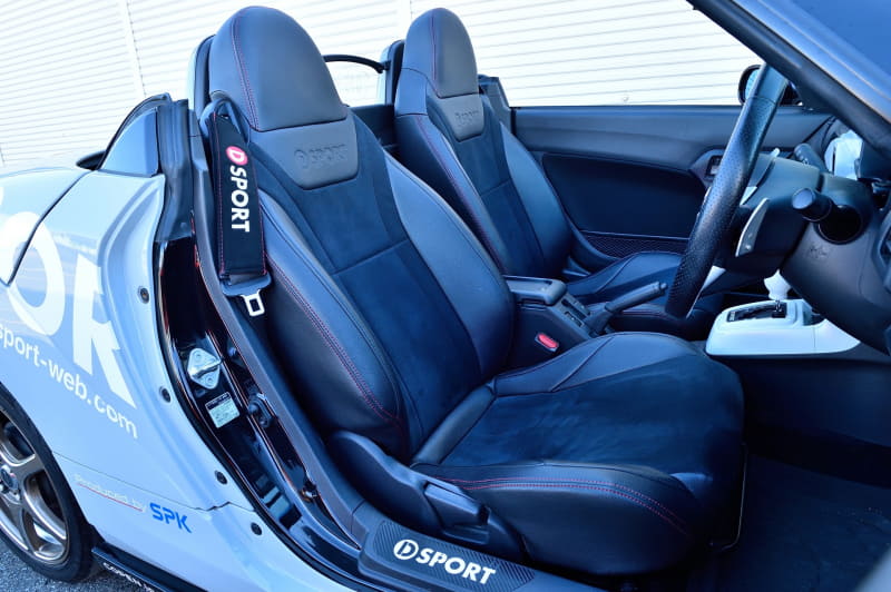 デモカーに装着されていたプレミアムシートカバー。抜群のフィット感でカバーとは思えない仕上がりになる。LA400K用の価格は運転席と助手席用セットで5万2000円（税別）