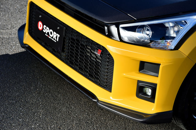 バンパー下部にはフロントロアスカートを装着。価格は未塗装品が4万8000円（税別）。塗装品が7万円～8万5000円（税別）