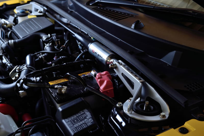 試乗車にはMCB（モーションコントロールビーム）も装着されていた。ボディ剛性を高めつつ、走行時に発生する微振動や歪みはダンパー部が吸収するのでボディへの負担が少ない。ブラケット部は軽量と高剛性を両立したアルミ製。価格はフロント用が4万3000円（税別）、リア用が3万7000円（税別）