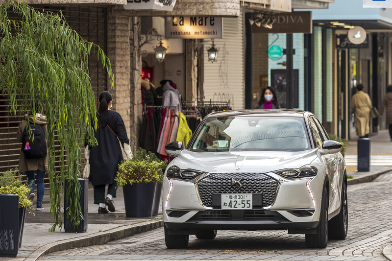 「DS 3 CROSSBACK Grand Chic」。価格は426万円。ボディサイズは4120×1790×1550mm（全長×全幅×全高）、ホイールベースは2560mm