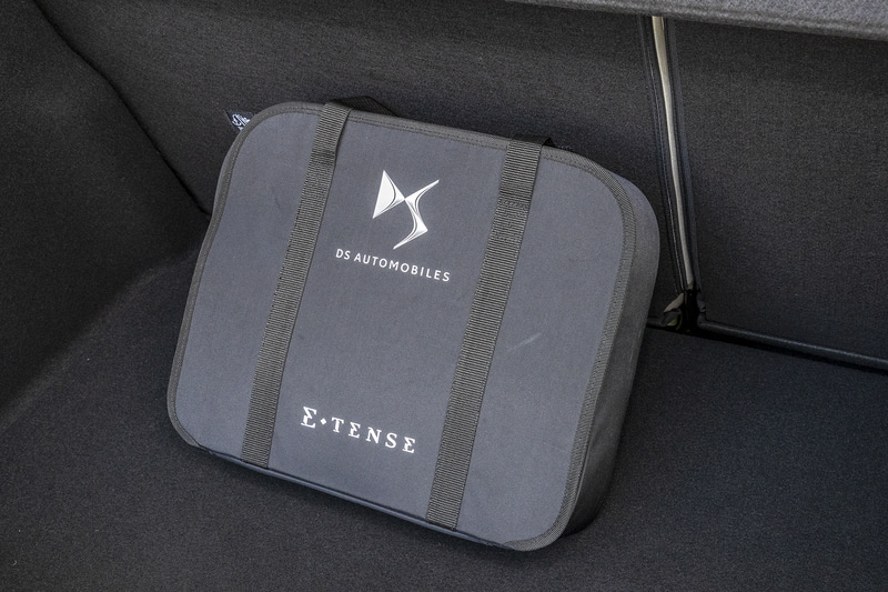 充電用コードを収めたバッグを搭載している