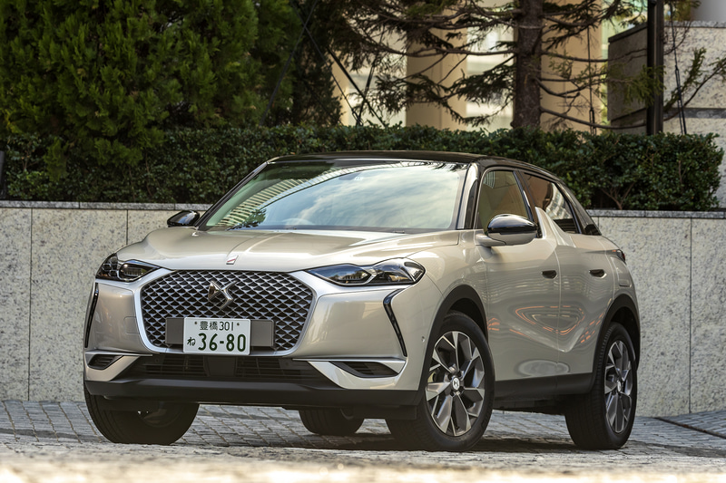DS 3 CROSSBACK E-TENSE Grand Chic。価格は543万円。ボディカラーはホワイトを基調にシャンパンゴールドが輝くE-TENSE専用の「クリスタル パール×ノアール ベルラネラ」。ボディサイズはDS 3 CROSSBACKと同じ4120×1790×1550mm（全長×全幅×全高）、ホイールベースは2560mm。50kWhのリチウムイオン電池を搭載し、モーターは最高出力100kW（136PS）/5500rpm、最大トルク260Nm/300-3674rpmを発生する