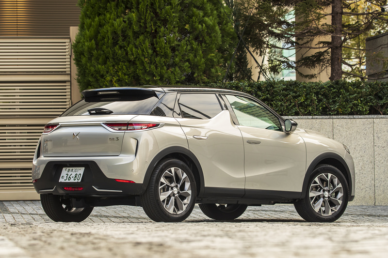 DS 3 CROSSBACK E-TENSE Grand Chic。価格は543万円。ボディカラーはホワイトを基調にシャンパンゴールドが輝くE-TENSE専用の「クリスタル パール×ノアール ベルラネラ」。ボディサイズはDS 3 CROSSBACKと同じ4120×1790×1550mm（全長×全幅×全高）、ホイールベースは2560mm。50kWhのリチウムイオン電池を搭載し、モーターは最高出力100kW（136PS）/5500rpm、最大トルク260Nm/300-3674rpmを発生する