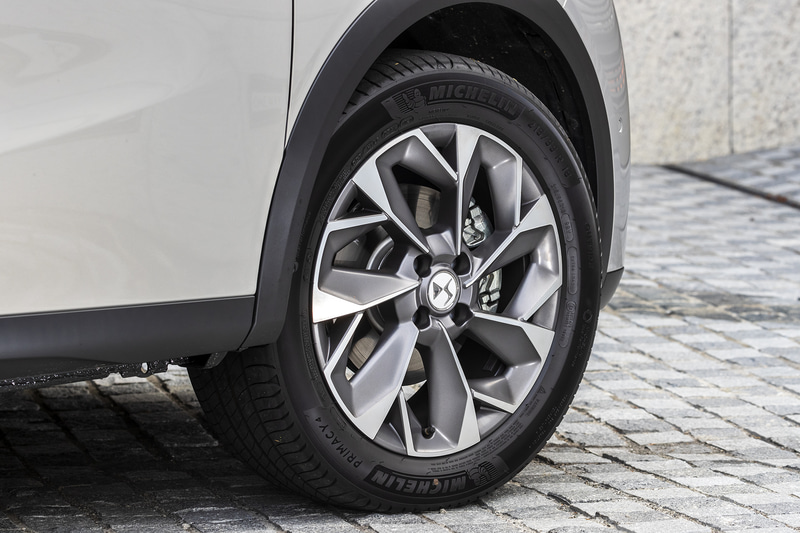 フロントグリルと同じアントラシートグレーの18インチホイール“KYOTO”には、215/55R18サイズのミシュラン「PRIMACY 4」を装着