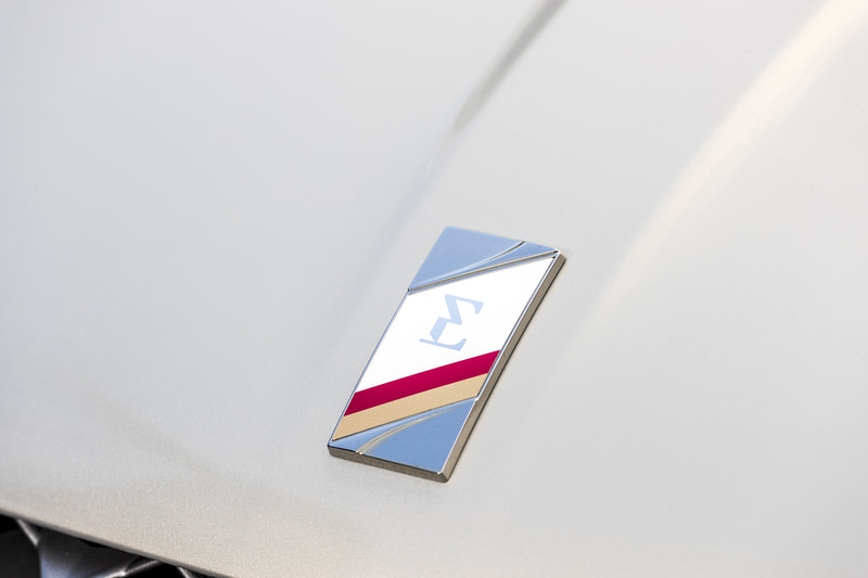 E-TENSE専用のボンネットマスコット