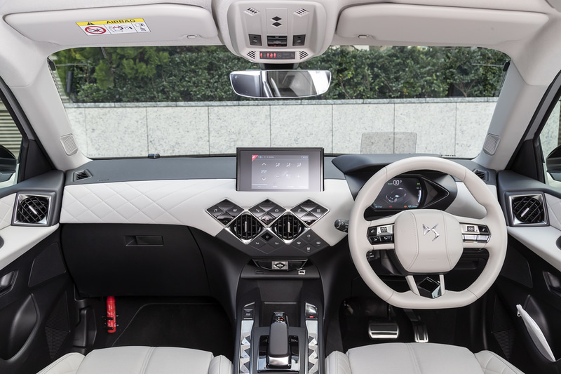 ドアを開けると明るいオフホワイト内装が目に飛び込んでくる