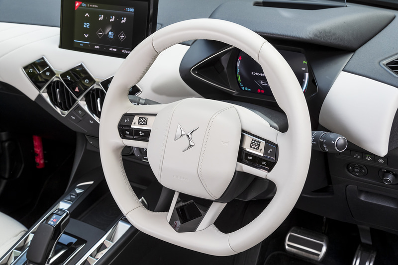 シートはもちろん、ステアリングもオフホワイトのナッパレザー仕様。シフトノブまわりに配されるクル・ド・パリをモチーフとしたセンターコンソールスイッチが、高級感をより引き立てる