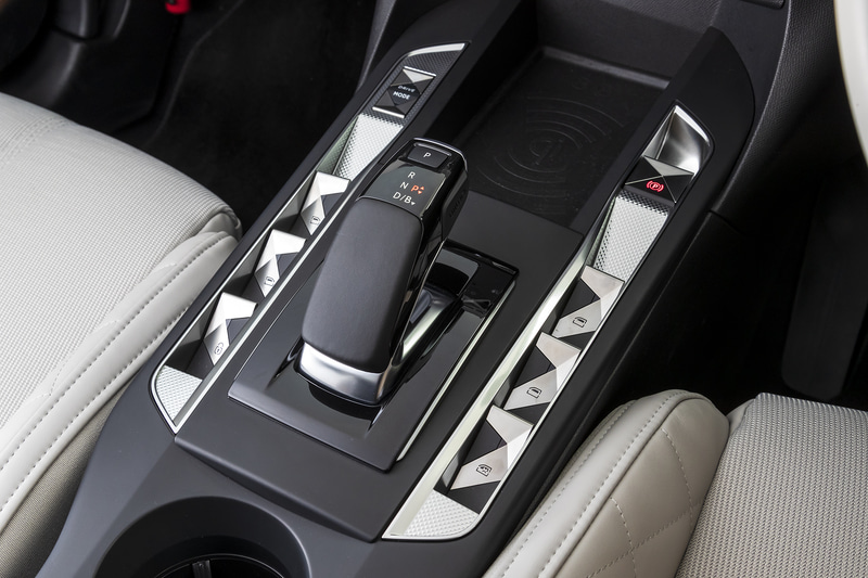 シートはもちろん、ステアリングもオフホワイトのナッパレザー仕様。シフトノブまわりに配されるクル・ド・パリをモチーフとしたセンターコンソールスイッチが、高級感をより引き立てる