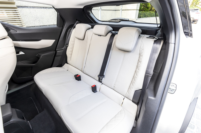 シートはもちろん、ステアリングもオフホワイトのナッパレザー仕様。シフトノブまわりに配されるクル・ド・パリをモチーフとしたセンターコンソールスイッチが、高級感をより引き立てる