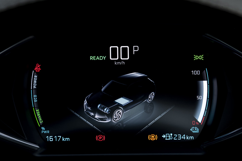 センターディスプレイのエアコン操作画面やオーディオ操作画面、メーター表示、ヘッドアップディスプレイ表示などの数字や英字はDS専用のフォントが用いられる