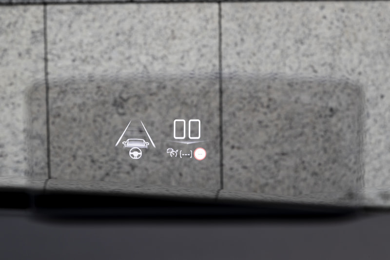 センターディスプレイのエアコン操作画面やオーディオ操作画面、メーター表示、ヘッドアップディスプレイ表示などの数字や英字はDS専用のフォントが用いられる