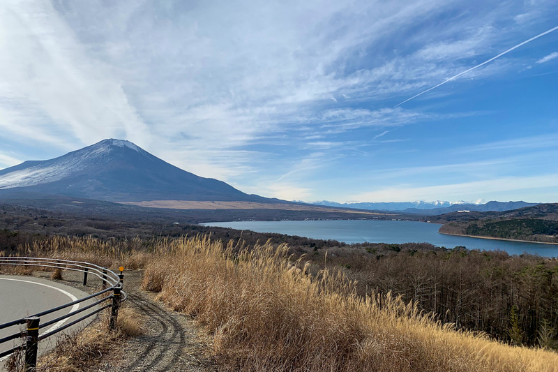 試乗で訪れた三国峠の絶景ポイントで。今年は富士山にあまり雪が付きません