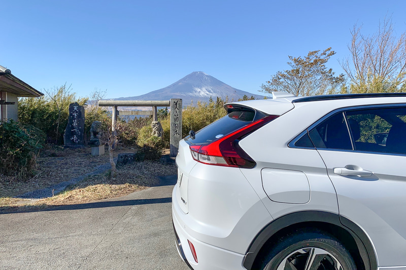 長尾峠から見たエクリプス クロス PHEVと富士山。ラリーを始めた頃はあまりに長く、果てしなく続く峠道に日本海まで行ってしまったのかと思った、マジで……