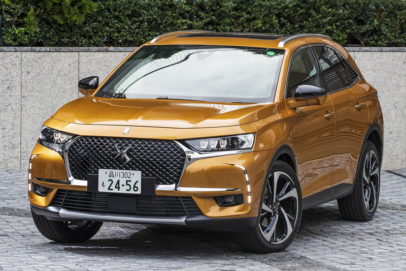 「DS 7 CROSSBACK GRAND CHIC」（589万円）。ボディサイズは4590×1895×1635mm（全長×全幅×全高）、ホイールベースは2730mm