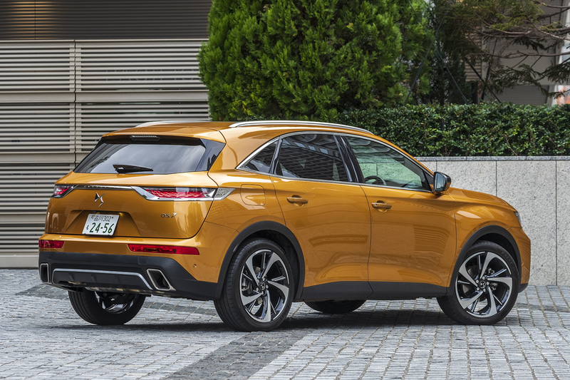 「DS 7 CROSSBACK GRAND CHIC」（589万円）。ボディサイズは4590×1895×1635mm（全長×全幅×全高）、ホイールベースは2730mm