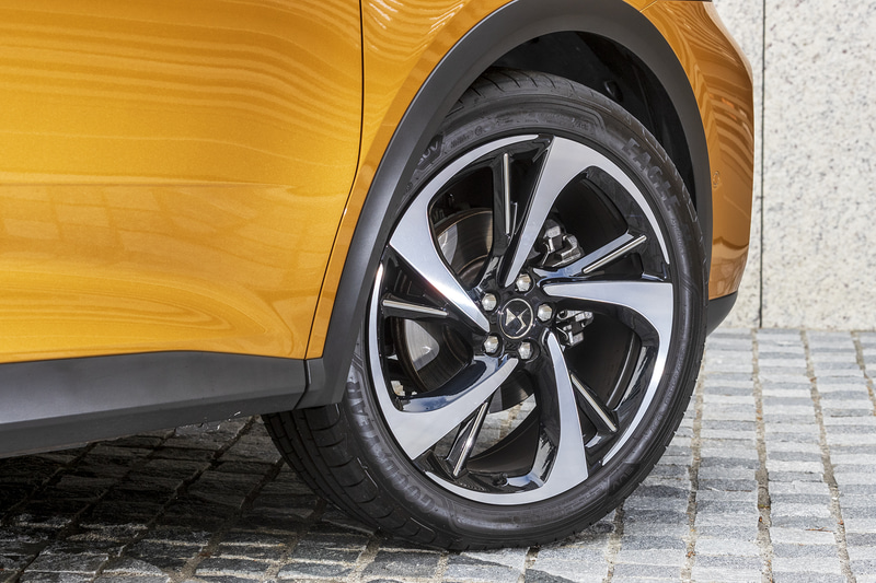 “TOKYO”と名付けられた20インチアロイホイールを装着。タイヤはグッドイヤー「EAGLE F1 ASYMMETRIC 3 SUV」の235/45R20サイズ