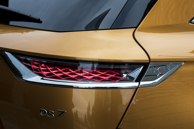 テールランプはダイヤ型にカットされ、繊細な輝きを放つ