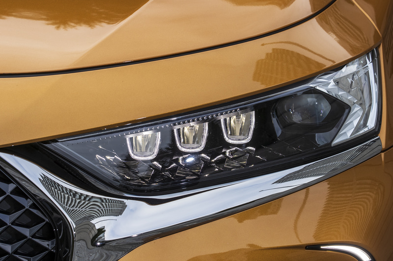 大ぶりにカットされた宝石のような印象をも与えるヘッドライト