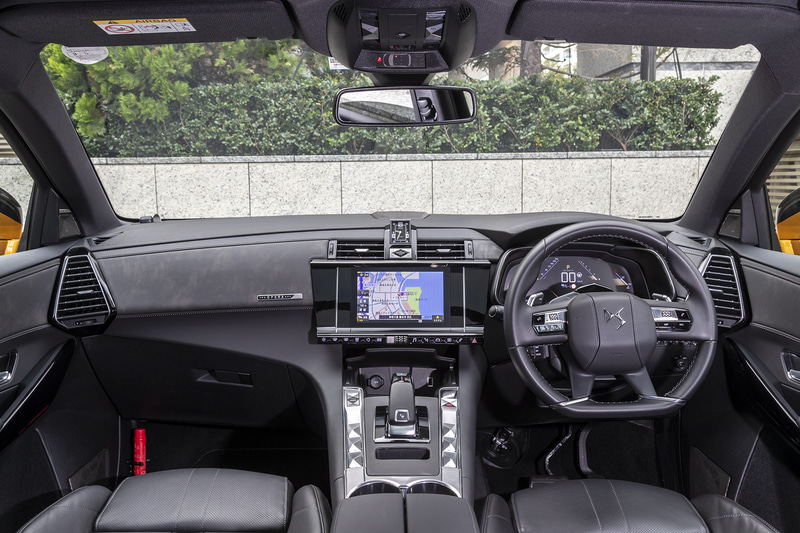 試乗車はオプションとなる「OPERAインスピレーション」を装着。B.R.M製の高級アナログ時計やクリスタルの操作ダイヤル、繊細なクル・ド・パリ文様、丸みを帯びたパールトップステッチなど、サヴォアフェールがふんだんに取り入れられている