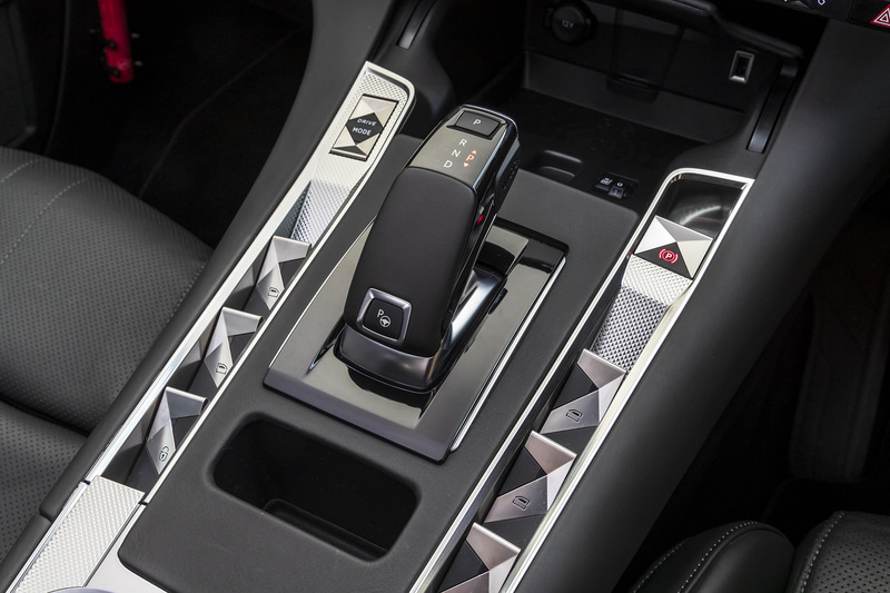 試乗車はオプションとなる「OPERAインスピレーション」を装着。B.R.M製の高級アナログ時計やクリスタルの操作ダイヤル、繊細なクル・ド・パリ文様、丸みを帯びたパールトップステッチなど、サヴォアフェールがふんだんに取り入れられている