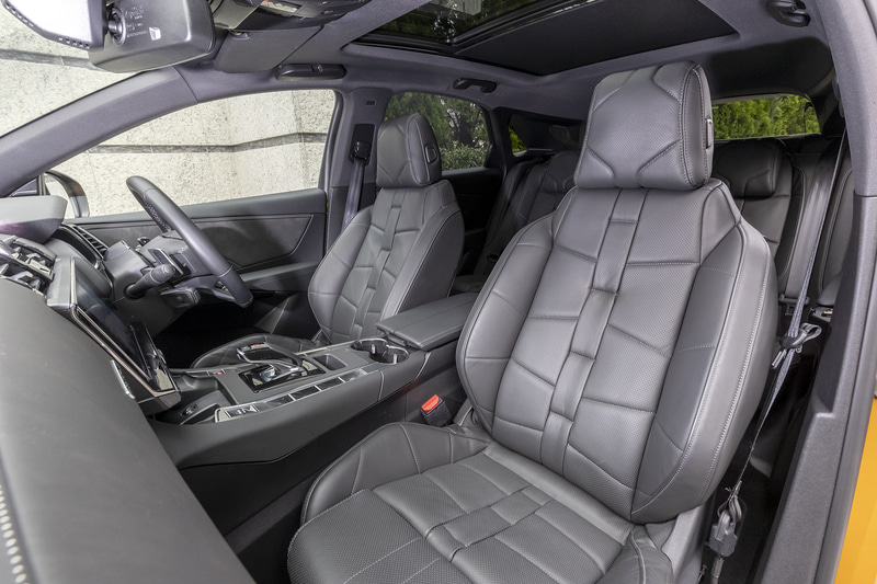 職人技による腕時計のストラップをイメージしたデザインのシート。オペラではナッパレザー（バサルトブラック）のシート表皮となる