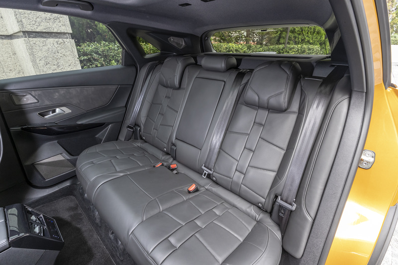 職人技による腕時計のストラップをイメージしたデザインのシート。オペラではナッパレザー（バサルトブラック）のシート表皮となる