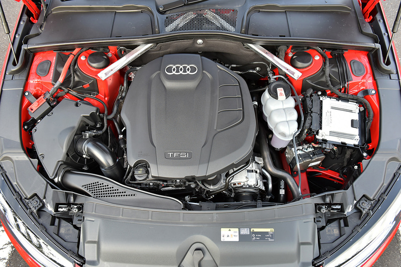 「35 TFSI advanced」が搭載する直列4気筒DOHC 2.0リッター直噴ターボは最高出力110kW（150PS）/3900-6000rpm、最大トルク270Nm（27.5kgfm）/1350-3900rpmを発生。ベルト駆動式オルタネータースターター（BAS）と12Vリチウムイオンバッテリーを用いたマイルドハイブリッドドライブシステム（MHEV）を採用するとともに、トランスミッションはより効率を高めた7速Sトロニックを組み合わせる。WLTCモード燃費は13.6km/L