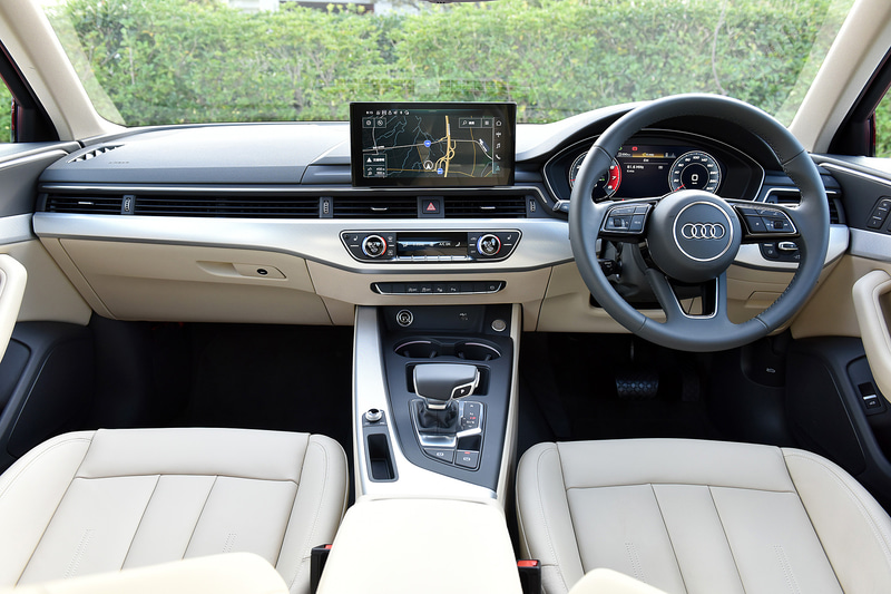 インテリアでは最新のインフォテインメントシステム「MIB3」を初採用。センタースクリーンはタッチパネル式となり操作性の向上を図るとともに、よりシンプルでクリーンなコクピットデザインを実現。また、歩行者検知機能付アウディプレセンスシティや渋滞追従支援機能付アダプティブクルーズコントロールなど、ドライバーの安全性、快適性をサポートする先進のアシスタンスシステムを充実させている