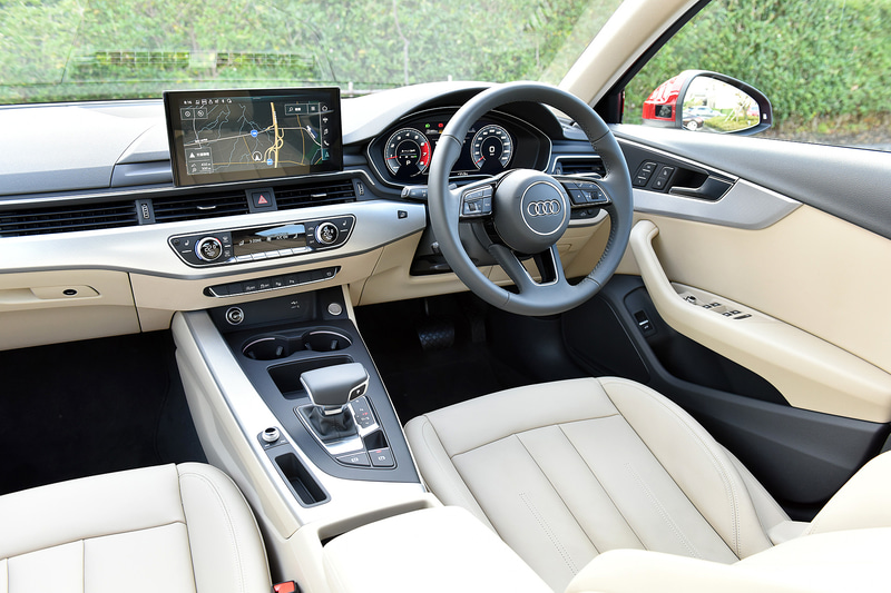 インテリアでは最新のインフォテインメントシステム「MIB3」を初採用。センタースクリーンはタッチパネル式となり操作性の向上を図るとともに、よりシンプルでクリーンなコクピットデザインを実現。また、歩行者検知機能付アウディプレセンスシティや渋滞追従支援機能付アダプティブクルーズコントロールなど、ドライバーの安全性、快適性をサポートする先進のアシスタンスシステムを充実させている