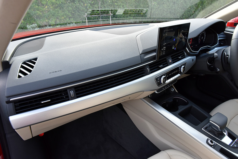 インテリアでは最新のインフォテインメントシステム「MIB3」を初採用。センタースクリーンはタッチパネル式となり操作性の向上を図るとともに、よりシンプルでクリーンなコクピットデザインを実現。また、歩行者検知機能付アウディプレセンスシティや渋滞追従支援機能付アダプティブクルーズコントロールなど、ドライバーの安全性、快適性をサポートする先進のアシスタンスシステムを充実させている