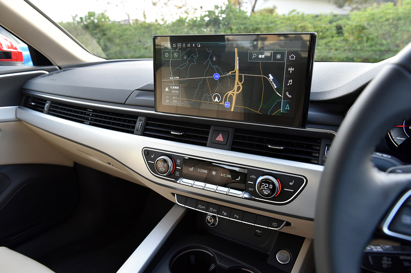 インテリアでは最新のインフォテインメントシステム「MIB3」を初採用。センタースクリーンはタッチパネル式となり操作性の向上を図るとともに、よりシンプルでクリーンなコクピットデザインを実現。また、歩行者検知機能付アウディプレセンスシティや渋滞追従支援機能付アダプティブクルーズコントロールなど、ドライバーの安全性、快適性をサポートする先進のアシスタンスシステムを充実させている