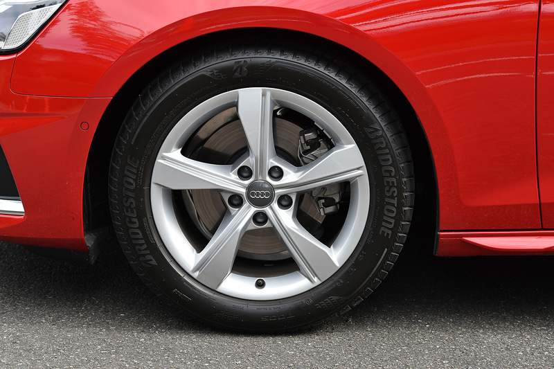 外観ではワイドスタンスを強調するシングルフレームグリルが特徴的。advancedでは5アームダイナミックデザインの17インチアルミホイール（225/50R17）を標準装備