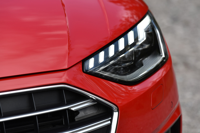 外観ではワイドスタンスを強調するシングルフレームグリルが特徴的。advancedでは5アームダイナミックデザインの17インチアルミホイール（225/50R17）を標準装備