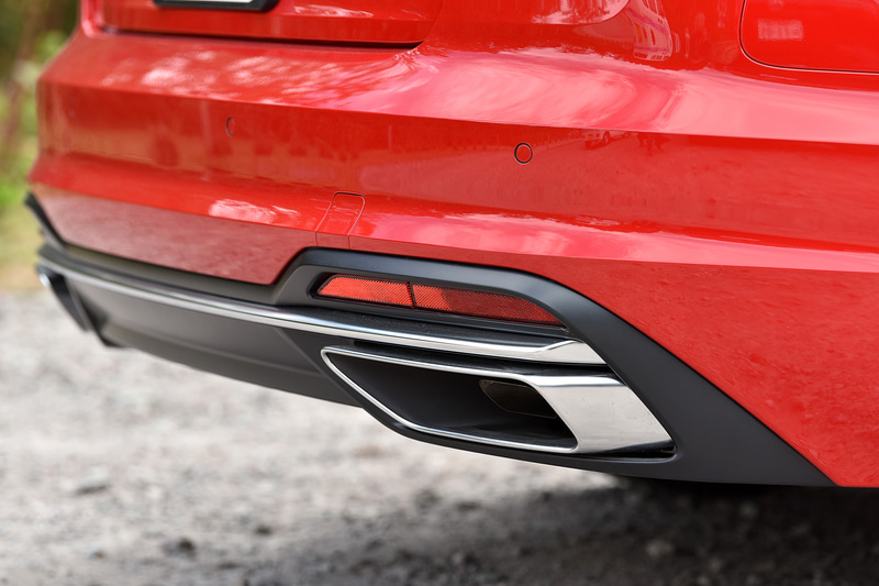 外観ではワイドスタンスを強調するシングルフレームグリルが特徴的。advancedでは5アームダイナミックデザインの17インチアルミホイール（225/50R17）を標準装備