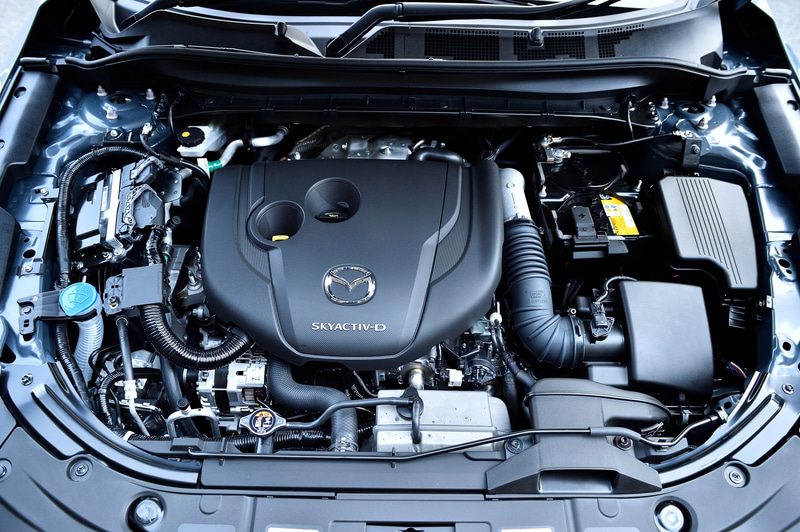 改良されたスカイアクティブD（左）、改良前のスカイアクティブD（右）。制御によるアップデートなので見た目に変化はない。出力が10PS増えているが燃費は16.6km/l（WLTCモード）で改良前と同じ値をキープしている