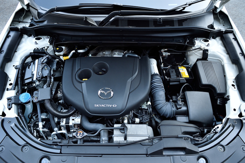 改良されたスカイアクティブD（左）、改良前のスカイアクティブD（右）。制御によるアップデートなので見た目に変化はない。出力が10PS増えているが燃費は16.6km/l（WLTCモード）で改良前と同じ値をキープしている