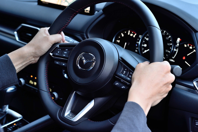 今回の商品改良では、走行性能と利便性の向上による「走る歓び」の進化が行なわれたというが、アクセルペダルの踏力の変更、AT制御、エンジン制御を最適化したことで、結果的にドライバーのステアリング操作にも影響を及ぼし、走り全体が向上した