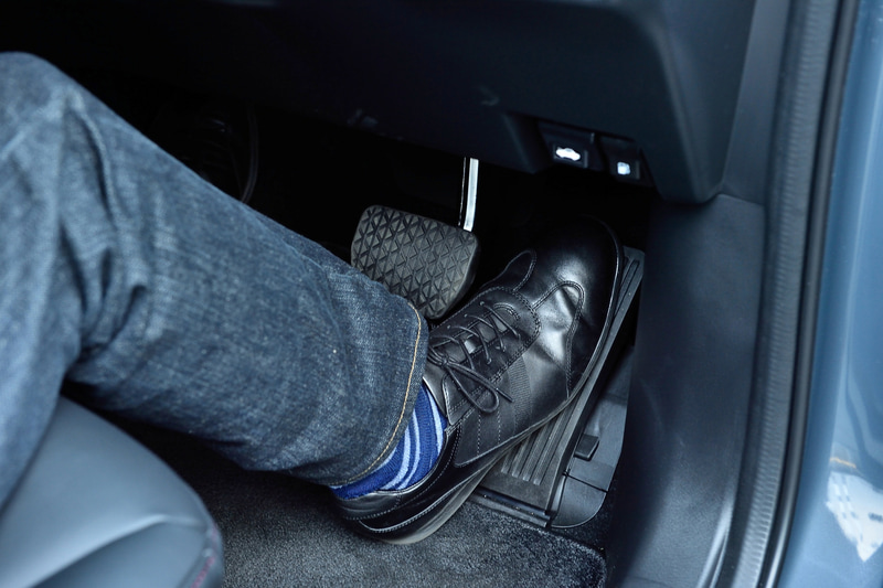 今回の商品改良では、走行性能と利便性の向上による「走る歓び」の進化が行なわれたというが、アクセルペダルの踏力の変更、AT制御、エンジン制御を最適化したことで、結果的にドライバーのステアリング操作にも影響を及ぼし、走り全体が向上した