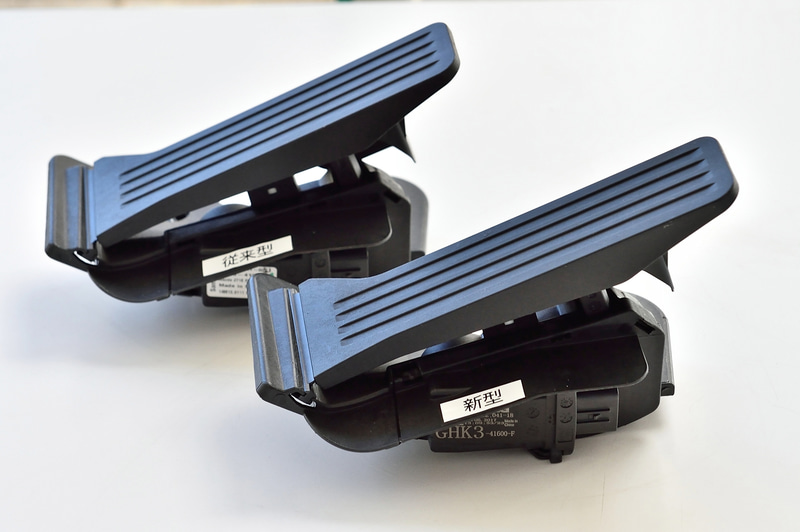 改良されたペダルと従来のペダル。内部のスプリングのバネレートが変更されたのみで外観上ではまったく同じ