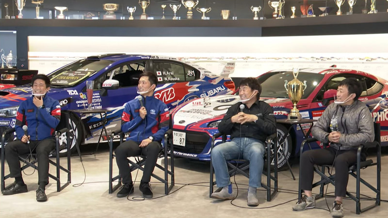 SUPER GTのトークセッションに参加した、井口卓人選手、山内英輝選手、新井敏弘選手、鎌田卓麻選手。セーフティカーの導入によって勝利を逃した運のわるさを突っ込まれるなど、4名のトークで山内選手いじりが展開された