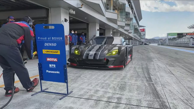 富士スピードウェイを走行する新型BRZのSUPER GTマシン