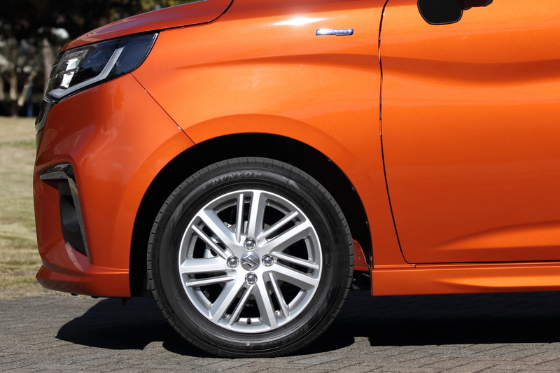 新型「ソリオ」。試乗車は「HYBRID MZ」の2WD仕様（202万2900円）。ボディカラーは「フレイムオレンジパールメタリック」。ボディサイズは3790×1645×1745mm（全長×全幅×全高）、ホイールベースは2480mm。15インチアルミホイールに165/65R15サイズのダンロップ「エナセーブ EC300＋」を装着。WLTCモード燃費は、マイルドハイブリッド非搭載モデルで17.8km/L～19.0km/L、マイルドハイブリッド搭載モデルで18.4km/L～19.6km/L