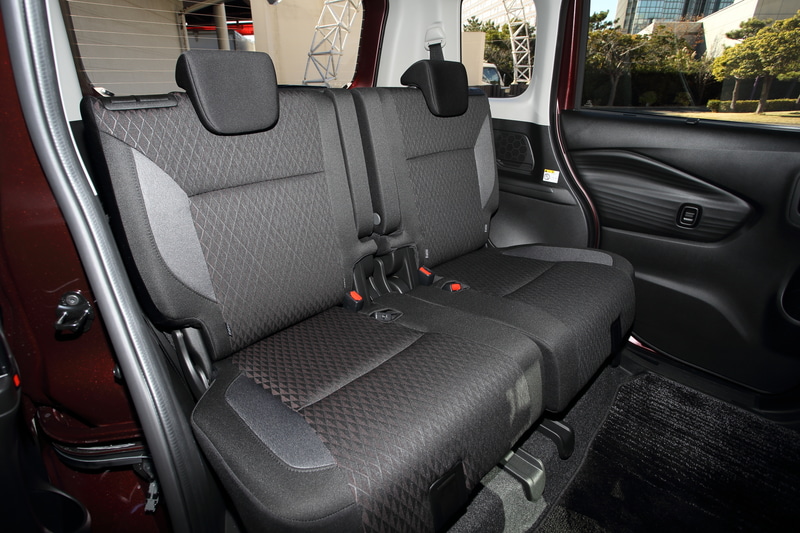 新型ソリオ バンディットのインテリアデザインは、ボルドーとブラックを基調に、上質感を表現。シートは立体感のあるブラックとボルドー柄で深みを表現し、アクセントに鈍く輝くメタルのような表皮を用いている